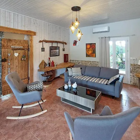 Cozy Home In Saint-Yaguen